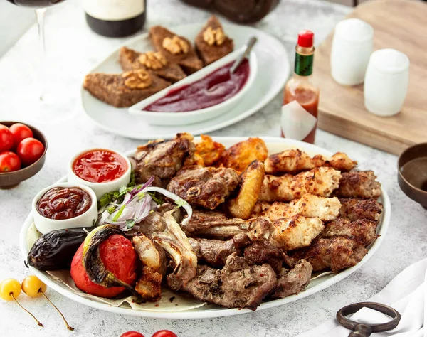 Azerbaijani Kebab Schotel Met Lam Kip Groente Kebabs — Stockfoto
