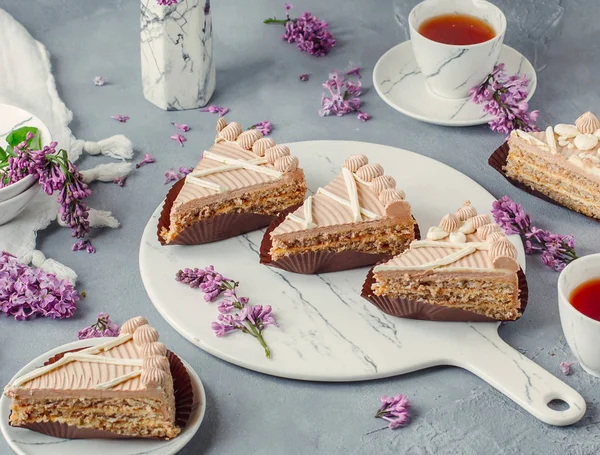 Bolo de creme doce com chá preto na mesa — Fotografia de Stock