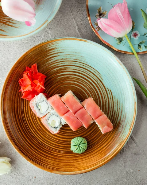 Sushi lazaccal és rizs felülnézetben — Stock Fotó