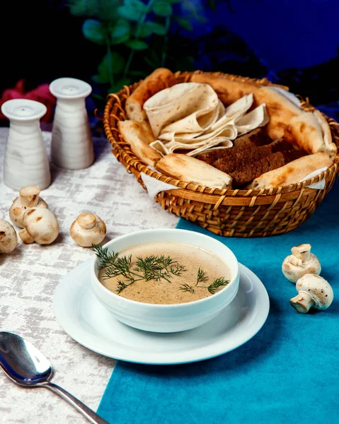 Sopa de cogumelos com cesta de pão — Fotografia de Stock