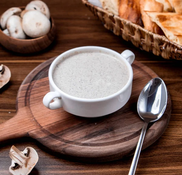 Zupa grzybowa na desce drewnianej — Zdjęcie stockowe