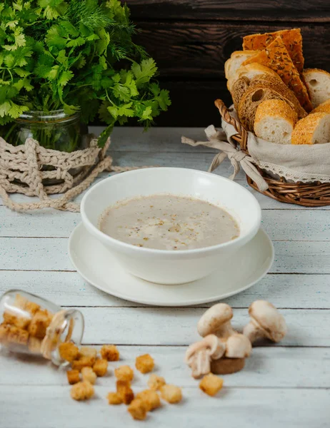 Misa zupy grzybowej z nadzieniem chlebowym, korytarz na słoiku — Zdjęcie stockowe