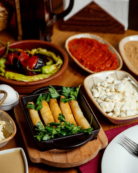 Gebratenes Fleisch Und Gemüse Auf Dem Tisch — Stockfoto