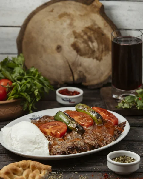 İskender kebabı domates sosuyla süslenmiş, biber, yoğurtla servis edilmiş. — Stok fotoğraf