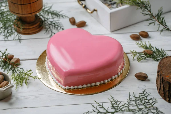 Pastel de corazón rosa en la mesa —  Fotos de Stock