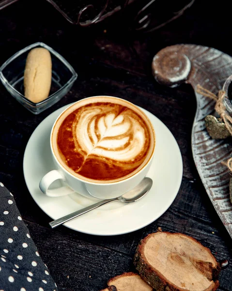 Forró cappuccino sütivel az asztalon — Stock Fotó