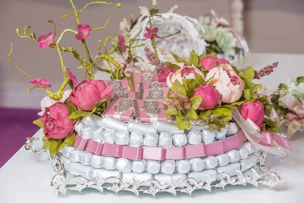 Choklad Khoncha Rosa Och Vitt Dekorerad Med Konstgjorda Blommor — Stockfoto