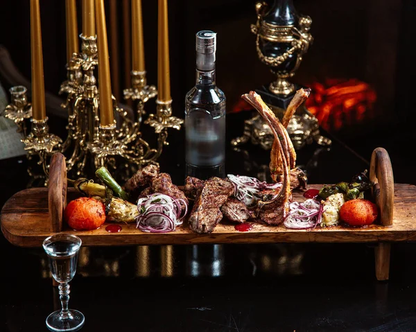 Kebab készlet az asztalon és vodka — Stock Fotó