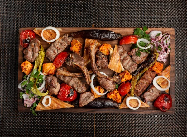 Çeşitli et kebabı, soğan ve ızgara sebze.