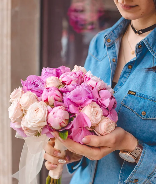 Különböző rózsák a lány kezében — Stock Fotó