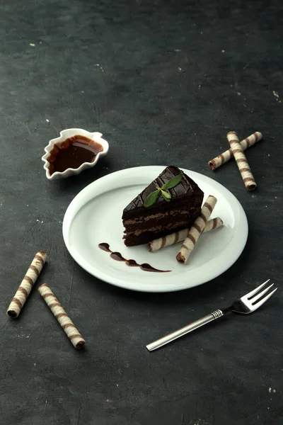 Brownie im Teller auf dem Tisch — Stockfoto