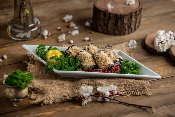 Aubergine roulets op tafel — Stockfoto