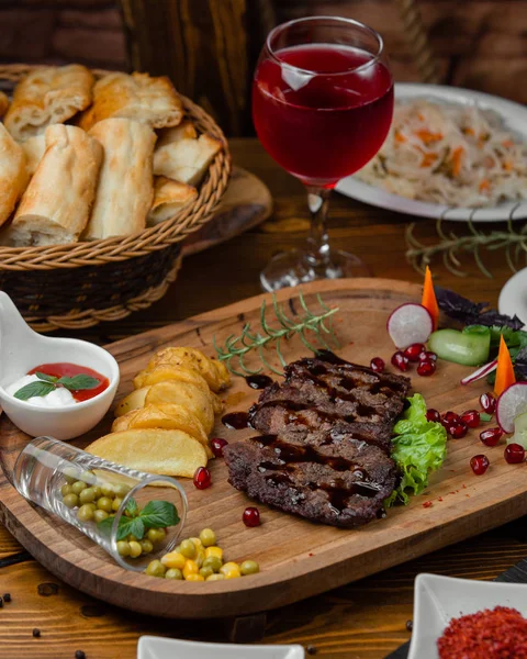 Spießbraten mit Bratkartoffeln und Salat — Stockfoto