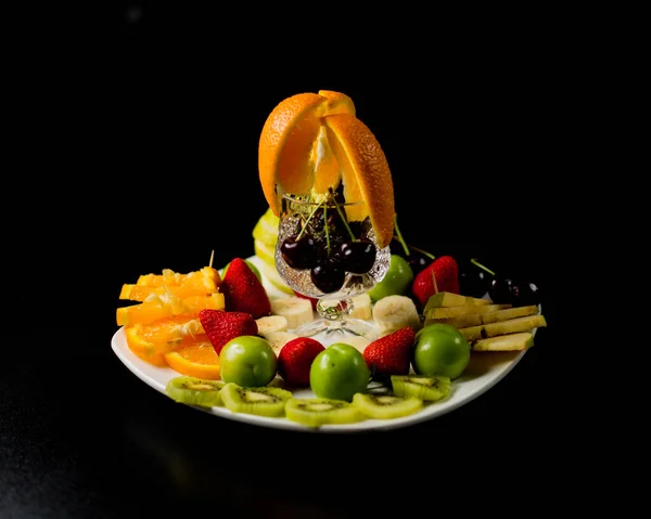얇게 썬 혼합 과일 접시 — 스톡 사진