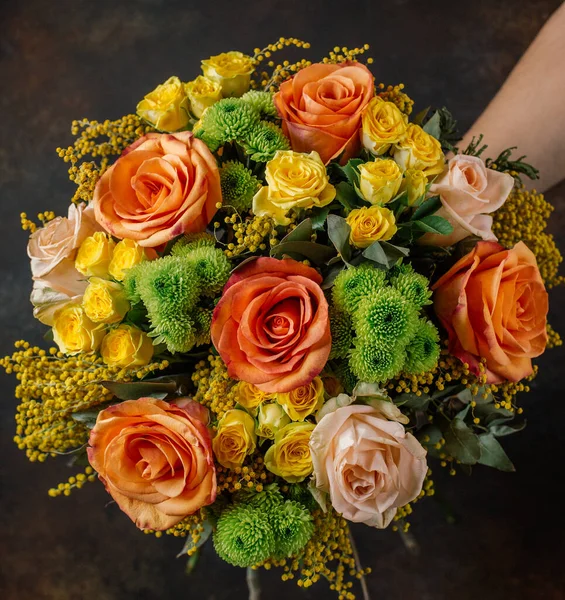 Vários buquê de flores em mãos de menina — Fotografia de Stock