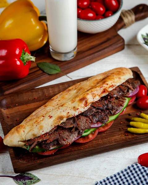 Langer Rindfleisch Dönerspieß Mit Tomaten Roter Zwiebel Und Gurke — Stockfoto