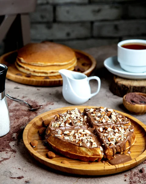 Wafel dengan saus coklat dan potongan almond — Stok Foto