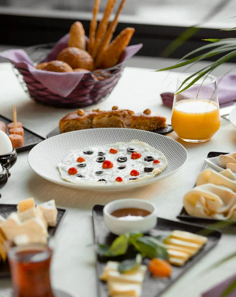 Omlette with olives and tomatoes — Stock Photo, Image