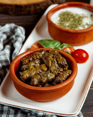 Yapraklar dolma ve ekşi yoğurt