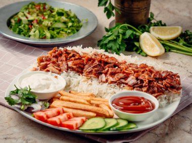 İskender kebap, pirinç ve sebzeli.