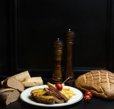 Haşlanmış jambonlu ve rendelenmiş peynirli kahverengi ekmek sandviçi