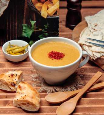 Masa 1 'deki mercimek çorbası.
