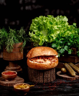 Köy usulü servis edilen tavuklu ekmek.