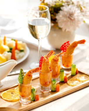 Tahtada hamurda karides