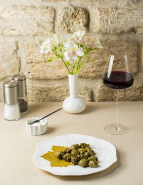 Bir tabak üzümlü sarma Azerbaijani üzümlü dolma üzümlü izinle servis edilir.