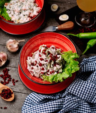 Kurutulmuş böğürtlenli tavuk salatası