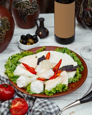 Kırmızı biberli beyaz peynir paketleri