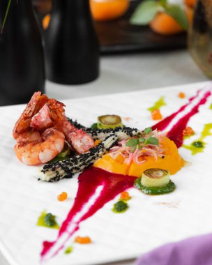 Mısır ve sebzeli kızarmış karides.