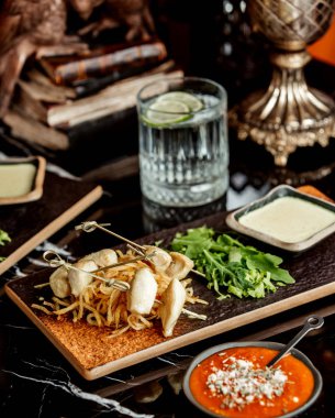 Kızarmış soğanlı tavuk göğsü ve sos.