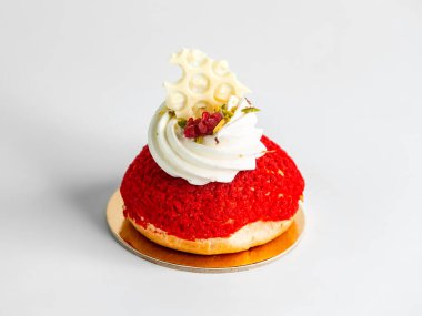 Masada kremalı kırmızı kurabiye.