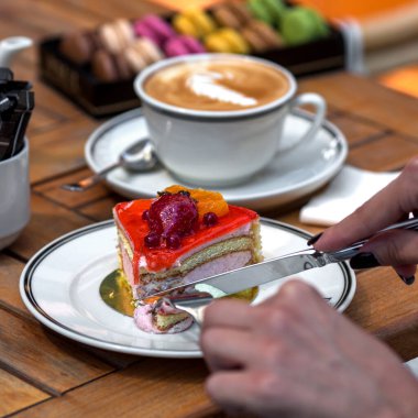 Çilek şurubuyla kaplı bir fincan sıcak kapuçino.