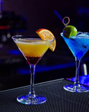 Portakal dilimleriyle süslenmiş kristal martini bardağı.