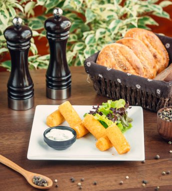 Peynir çantaları masada.