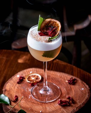 Meyve dilimli limon kokteyli