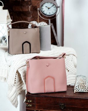 Bej ve pembe renkli iki deri çanta.