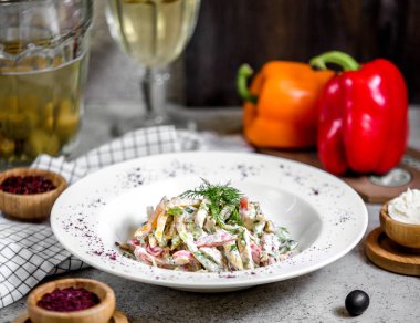 Sebze ve yeşillik ile karışık salata