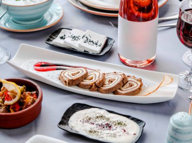 Masanın üzerinde nefis tatlı ruletler