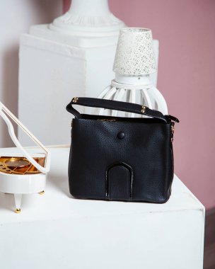 Kadınlar için küçük siyah deri çanta.