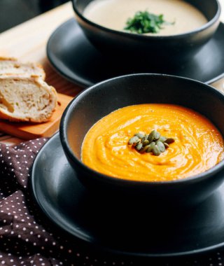 Fasulye ve krakerle kaplı püre.