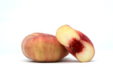 Şeftali dilimleri masada.