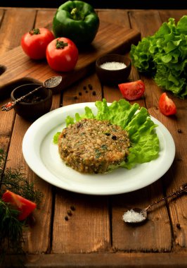 Mangal salatası ve mangal kömürü.