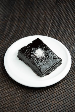 Çikolata soslu ve hindistan cevizli browni.