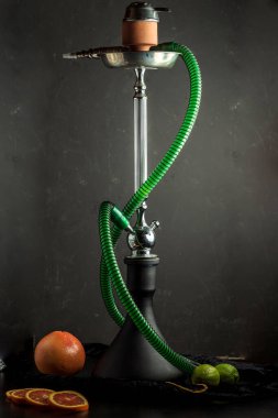 Siyah arka planda yeşil piposu olan nargile standı