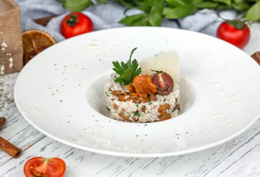 Parmesanlı ve maydanozlu mantarlı risotto.
