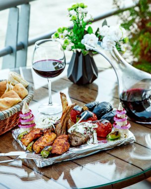 Patates ve sebzeli taze et kebabı.