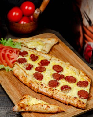 Peynirli ve sosisli pide